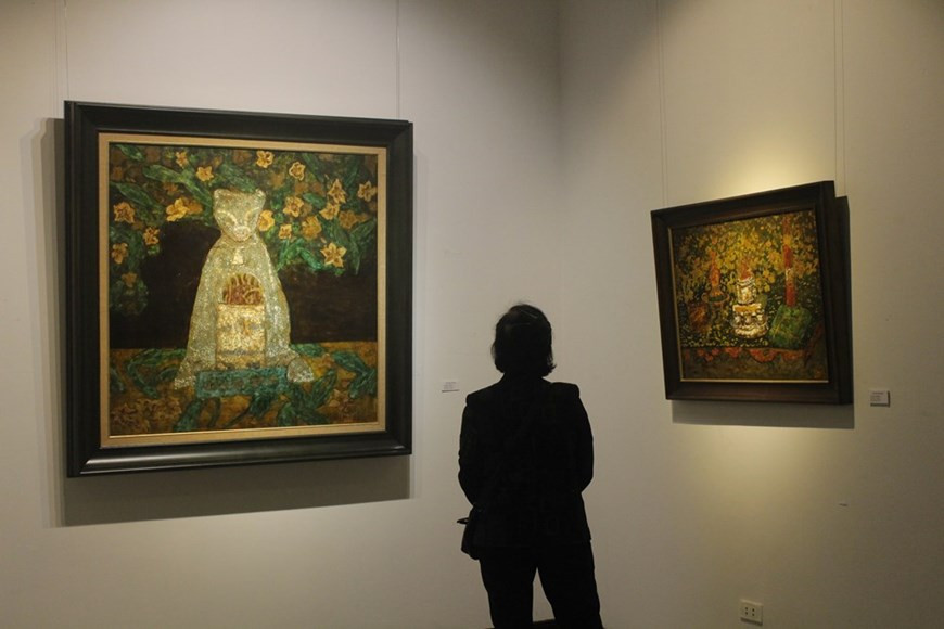 Según el escritor y artista Nguyen Truong Quy, el factor más desafiante al dibujar pinturas de símbolos tradicionales de adoración u objetos religiosos es probablemente encontrar el diseño adecuado, porque los espacios de adoración a menudo son muy simétricos. Sin embargo, "Noi ... tiep" no hace que la audiencia se sienta pesada. En cambio, las pinturas les aportan sentimientos "liberales, fuertes pero agradables". Las ofrendas que colocan en el altar para rendir tributo a los antepasados son productos agrícolas familiares y populares. Los objetos de adoración popular incluyen lámparas de aceite y varillas de incienso. Los vietnamitas suelen adorar a los antepasados y dioses. (Foto: Vietnam+) 
