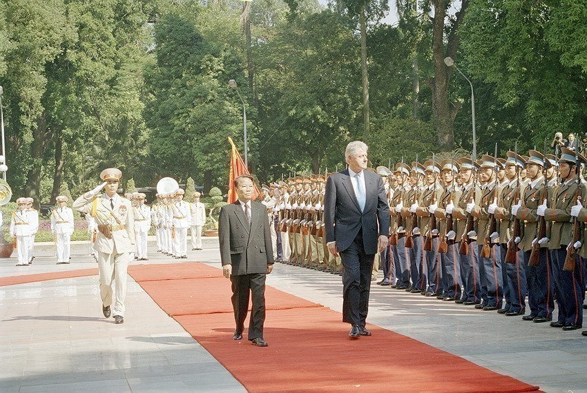 El presidente de Vietnam, Tran Duc Luong, encabezó la ceremonia de bienvenida al presidente de Estados Unidos, Bill Clinton, durante la visita del mandatario estadounidense a Vietnam del 16 al 19 de noviembre de 2000. (Foto: VNA)