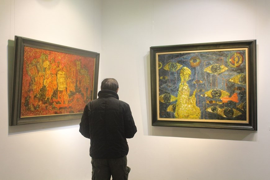 El coleccionista Nguyen Thanh Mai sostuvo que Nguyen Tien Ngoc ha logrado un gran progreso después de "Nostalgia". Según ella, Nguyen Tien Ngoc, como joven artista, ha demostrado su valentía al elegir retratar temas espirituales y budistas en el folclore vietnamita. Según los antiguos vietnamitas, la muerte no es el final. Una persona está muerta pero su alma aún permanece y por lo general "se queda con" la familia. La adoración a los antepasados ocupa un lugar importante en la familia y la sociedad de Vietnam. Esta es una forma de expresar gratitud y homenaje a los fallecidos. Se creen que los fallecidos a menudo se involucran en la vida presente, guían, dirigen, protegen y bendicen a los vivos. (Foto: Vietnam+) 