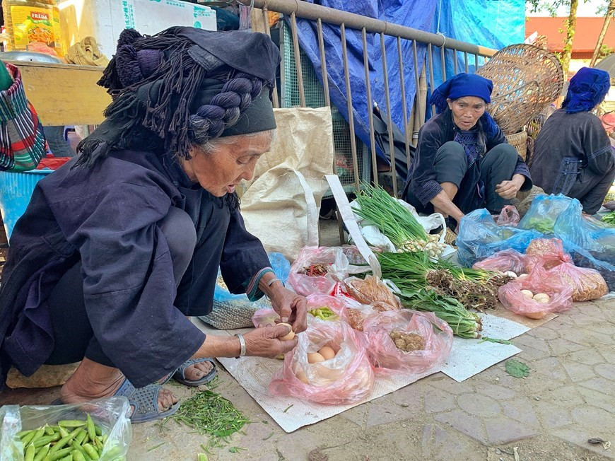 La comuna de Y Ty de la provincia de Lao Cai es famosa entre los excursionistas vietnamitas por su hermoso paisaje. Fue seleccionado como uno de los secretos mejor guardados de Asia por el sitio de viajes www.thrillist.com. Este sitio web describe: “Y Ty se encuentra en la cima de la meseta más alta de Vietnam, y ofrece vistas espectaculares de montañas que llegan hasta las nubes y campos de arroz dorados. Si desea experimentar el Vietnam rural sin alejarse mucho del centro turístico de Sa Pa, este es su lugar”. Señala que los turistas deberían conocer a los lugareños en el mercado Y Ty “donde las tribus étnicas circundantes venden artesanías tradicionales y productos agrícolas”. (Foto: Vietnam+)