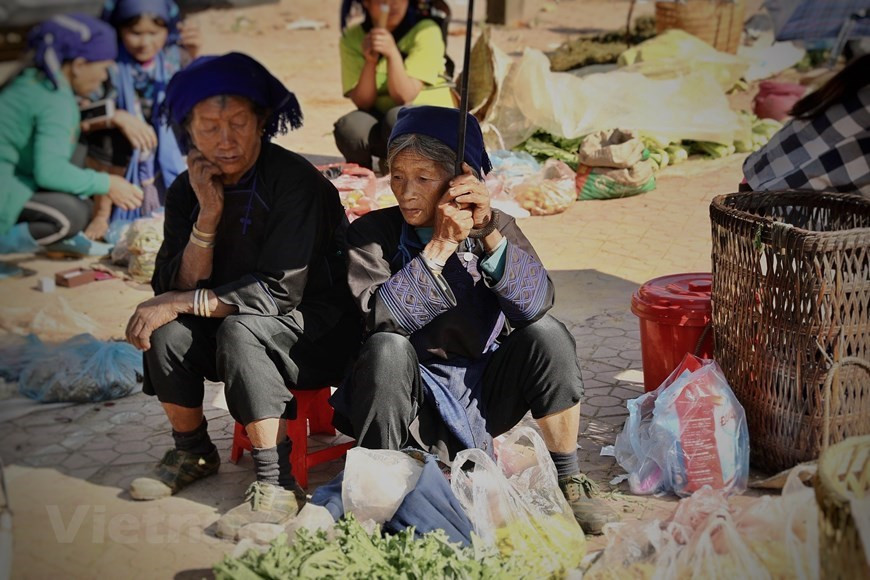 Puestos de venta de carne de cerdo negro, uno de los manjares que todos los visitantes deben probar una vez que ponen sus pies aquí. Para tener la mejor vista de la región cubierta de nubes de Y Ty, se recomienda viajar entre septiembre y el siguiente abril durante la estación seca, con la posibilidad de nevar. A principios de abril, los turistas también serán recibidos por las flores de rododendros, que cubren la región con un tono rosa violeta. En mayo y junio, cuando comienzan las lluvias, el agua fluye hacia los campos, ablandando el suelo para permitir que los residentes locales siembren el arroz. Desde finales de agosto hasta octubre, los visitantes pueden contemplar los bancales arrozales. (Foto: Vietnam+)