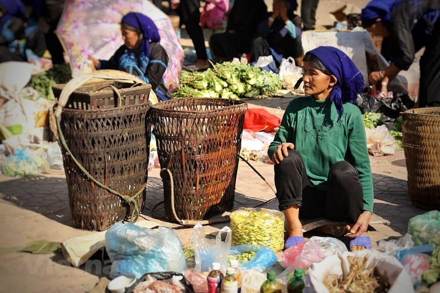 Estas fotos fueron tomadas en el mercado de fin de semana de la minoría étnica Ha Nhi en la comuna Y Ty del distrito de Bat Xat, la provincia montañosa del norte de Lao Cai, antes del 27 de abril, cuando comenzó la cuarta ola del COVID-19 en el país. Y Ty, a unos 70 kilómetros al norte de la famosa ciudad turística de Sa Pa, está bastante aislado debido a las altas montañas circundantes. Se ha convertido en un destino atractivo para turistas vietnamitas e internacionales gracias a sus hermosos arrozales y rituales tradicionales de adoración al bosque. La comuna, que se encuentra a dos mil metros sobre el nivel del mar, alberga a las minorías étnicas Hmong, Dao, Giay y Ha Nhi. (Foto: Vietnam+)