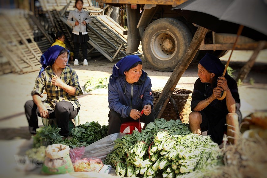 La mayoría de los distritos montañosos de la provincia de Lao Cai tienen sus días de mercado, principalmente los sábados y domingos. Cada mercado tiene sus propias identidades especiales. El mercado de Y Ty no es tan colorido como el famoso mercado de Bac Ha en el distrito homónimo, pero es único gracias a su ubicación en medio de un mar de nubes. Otra identidad de la gente de Ha Nhi, así como de la comuna de Y Ty, son las casas "trinh tuong". Contemplar estas casas al lado de campos en terrazas es como disfrutar de un cuadro hermoso. Esa es la razón por la que muchas personas desean visitar este lugar, apodado "la tierra de las nubes". (Foto: Vietnam+)