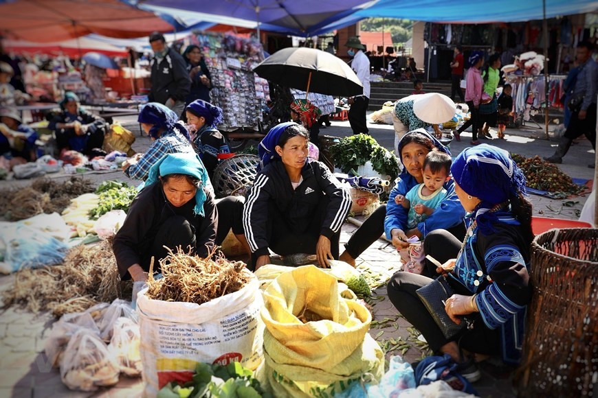 Situado en la montaña de Nhu Co San, entre las nubes, el mercado es un destino fascinante para los viajeros que desean descubrir la zona. Algo singular en el mercado de Y Ty es que los vendedores y compradores a menudo no entienden el idioma del otro porque provienen de diferentes etnias, por lo que se realiza la sesión de negociación con señas, hasta que ambas partes muestran su satisfacción a través de una sonrisa o un apretón de manos. Los residentes de otras comunas también vienen al mercado para vender sus productos tradicionales. El mercado no solo es un lugar de compra y venta, sino también un sitio de cita de los jóvenes de diferentes aldeas para conocerse e intercambiar. (Foto: Vietnam+)