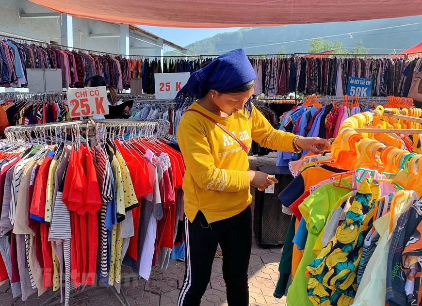 Ubicada en el distrito de Bat Xat de la provincia norteña vietnamita de Lao Cai, Y Ty se describe como la belleza de un hada que acaba de despertar en las montañas y bosques de la región noroeste. Al visitar la comuna en cualquier época del año, los visitantes pueden disfrutar de su atractiva belleza. Es el hogar de cuatro grupos étnicos, a saber, Ha Nhi, Hmong, Dao y Giay. En particular, los Ha Nhi negros (una rama del grupo étnico Ha Nhi), que representan más del 70 por ciento de la población de toda la comuna, aún mantienen sus identidades culturales únicas. (Foto: Vietnam+)