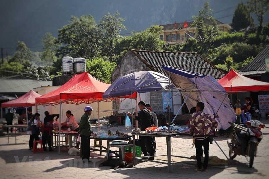 Al llegar al mercado de Y Ty, los visitantes tendrán la oportunidad de explorar la cultura única de la gente local de Ha Nhi. Es uno de los 54 grupos étnicos de Vietnam. Esa comunidad minoritaria tiene una población de aproximadamente 22 mil habitantes en el país. La mayor parte de los pobladores de esta minoría vive en las provincias de Lao Cai, Lai Chau y Dien Bien, tres provincias fronterizas montañosas en el norte del país. Además de cultivar arroz en campos en terrazas para la autoabastecimiento, los residentes locales también cultivan algodón y tejen telas para hacer los trajes tradicionales de su grupo étnico. (Foto: Vietnam+)