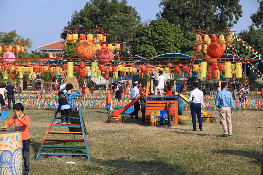 Visitantes disfrutan del Tet del pasado mediante los juegos folclóricos (Foto: VNA)