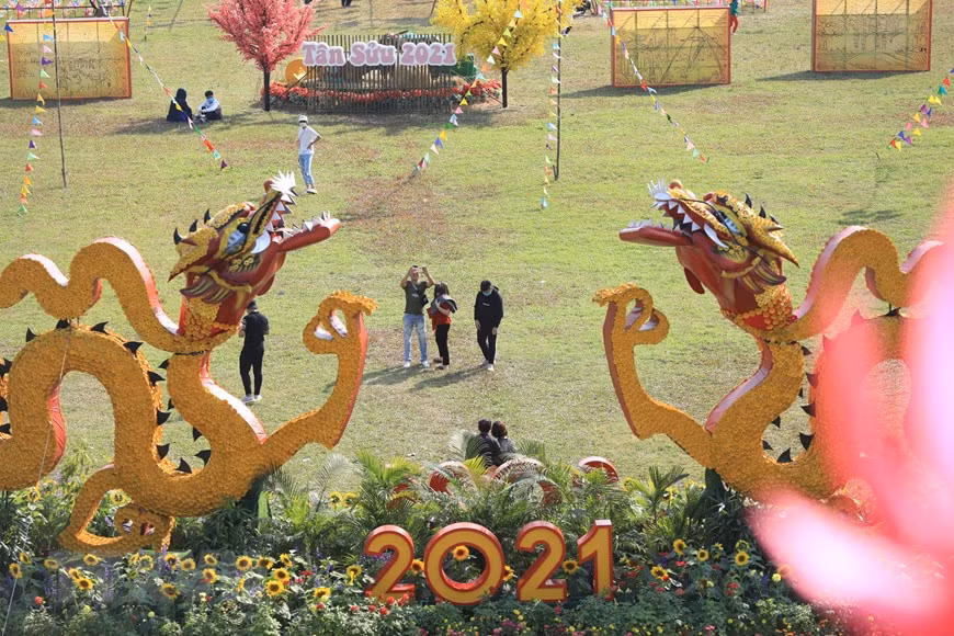 Visitantes disfrutan del Tet del pasado mediante los juegos folclóricos (Foto: VNA)