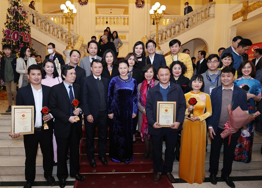 La presidenta de la Asamblea Nacional, Nguyen Thi Kim Ngan, dirigentes de la VNA y periodistas de la agencia honrados en la premiación de la Hoz y el Martillo Dorados. (Fuente: VNA)