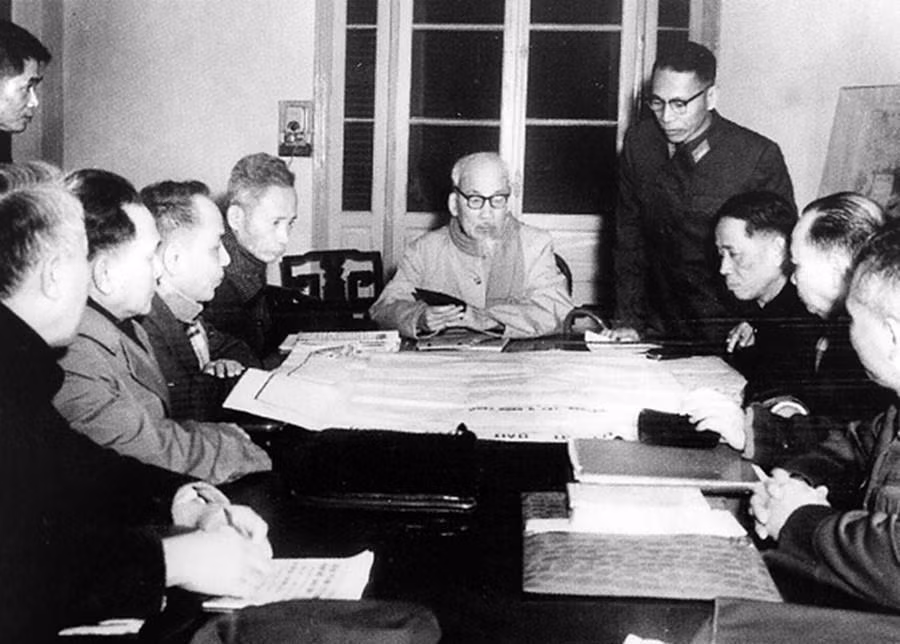 El 28 de diciembre de 1967, el Presidente Ho Chi Minh preside la reunión del Buró Político en la cual se decidió la Ofensiva del Tet de 1968. Foto: Archivo/VNA