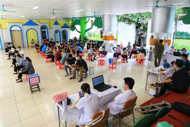 El distrito de Hoan Kiem implementa la vacunación contra el COVID-19 en los barrios de Hang Bong, Hang Trong, Tran Hung Dao, Cua Nam... (Foto: VNA)