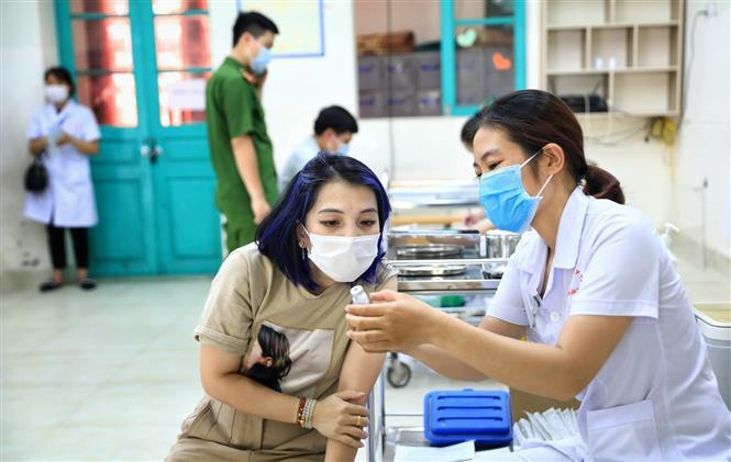 El distrito de Hoan Kiem implementa la vacunación contra el COVID-19 en los barrios de Hang Bong, Hang Trong, Tran Hung Dao, Cua Nam... (Foto: VNA)