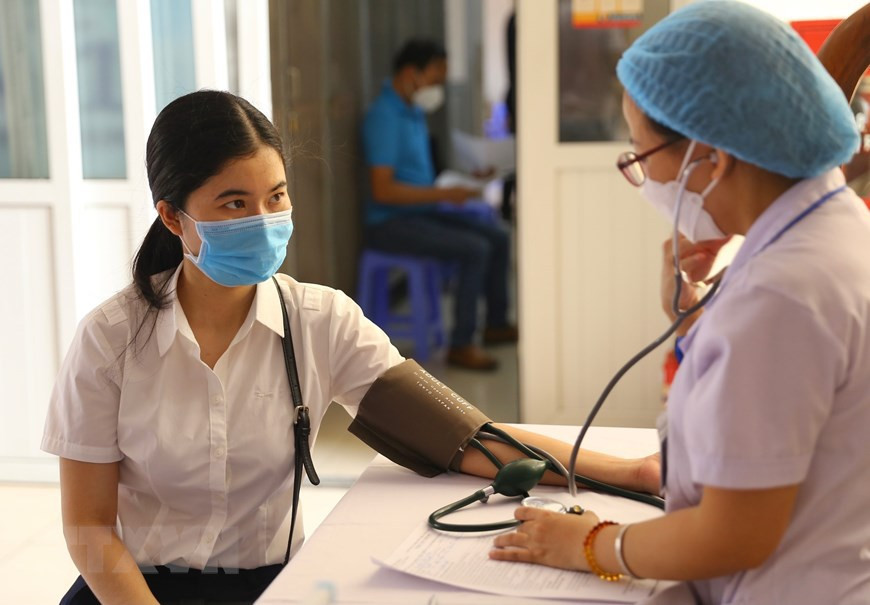 Inyección de la vacuna Moderna para los pobladores. (Foto: VNA)