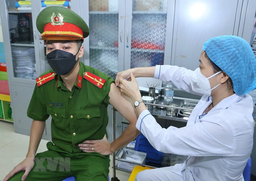 Inyección de la vacuna Moderna para personas de grupos prioritarios en el distrito de Hoan Kiem (Foto: VNA)