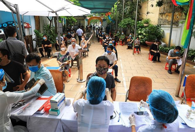 Los vacunados van a la sala de espera después de la inyección para la supervisión médica durante una hora. (Foto: VNA)
