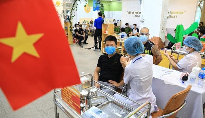 Realizan pruebas de detección del virus previas a la inyección para residentes en el distrito de Hoan Kiem. (Foto: VNA)