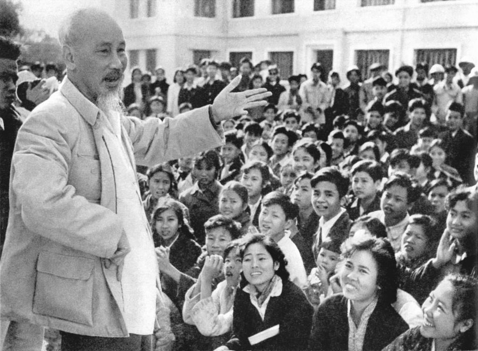 El Presidente Ho Chi Minh conversa con los estudiantes de la escuela de artes escénicas en Hanoi el 25 de noviembre de 1961. Foto: Archivo/VNA