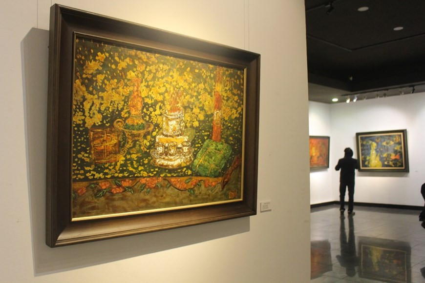 En la exposición, el artista analiza más profunda y ampliamente los rituales de adoración a los antepasados de los pobladores en la región deltaica norteña, en particular, y en el Norte general, destacando la cultura tradicional de culto a los antepasados y a Buda en la vida diaria. No importa cuáles sean las religiones, cada hogar coloca un altar para adorar a su antepasado en el lugar más solemne de su casa. En el día conmemorativo del fallecimiento de un miembro de la familia, llamado "ngày giỗ" en vietnamita, o los días festivos por el año nuevo lunar y ceremonias formales, los miembros de la familia se reúnen y celebran un banquete en honor del difunto. (Foto: Vietnam+) 