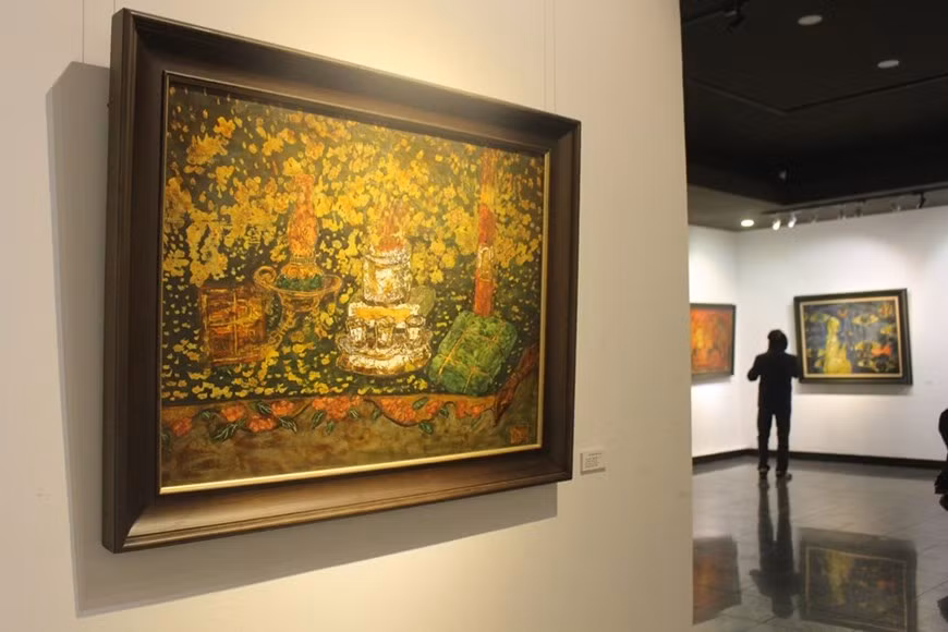 En la exposición, el artista analiza más profunda y ampliamente los rituales de adoración a los antepasados de los pobladores en la región deltaica norteña, en particular, y en el Norte general, destacando la cultura tradicional de culto a los antepasados y a Buda en la vida diaria. No importa cuáles sean las religiones, cada hogar coloca un altar para adorar a su antepasado en el lugar más solemne de su casa. En el día conmemorativo del fallecimiento de un miembro de la familia, llamado "ngày giỗ" en vietnamita, o los días festivos por el año nuevo lunar y ceremonias formales, los miembros de la familia se reúnen y celebran un banquete en honor del difunto. (Foto: Vietnam+) 