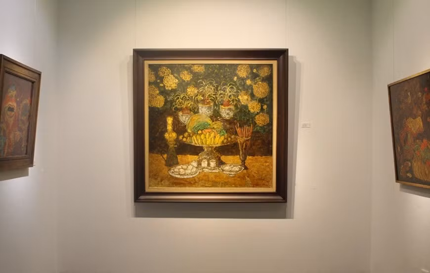 “Noi… tiep” (Continuidad) es la primera exposición individual del artista Nguyen Tien Ngoc. Como su nombre indica, esta muestra es la continuación de "Nostalgia", una exposición que realizó junto con muchos otros artistas anteriormente. El artista Nguyen Tien Ngoc nació en 1982 en el distrito de Khoai Chau, en la provincia norteña vietnamita de Hung Yen. Residente en Hanoi, se graduó de la Universidad de Bellas Artes Industriales en 2011. Desde entonces, ha sido un apasionado del tema de la cultura popular que se muestra en material de laca. La exposición está en marcha en la casa de exhibición de bellas artes de la Asociación de Bellas Artes de Vietnam en la calle de Ngo Quyen en Hanoi. (Foto: Vietnam+) 