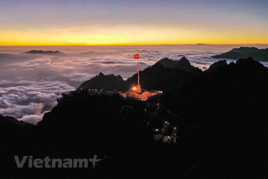 La cima de Fansipan, considerada el techo de Indochina, emerge con distintos colores y bellezas en cada momento que sea amanecer o atardecer, soleado o frío (Foto: Vietnam+)