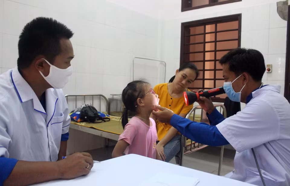 La Unión de Jóvenes Comunistas Ho Chi Minh respalda la realización de consulta médica y entrega de medicamentos a los residentes en la isla de Con Co, en la provincia de Quang Tri, como parte de la Campaña de Jóvenes Voluntarios de 2020 (Foto: VNA)
