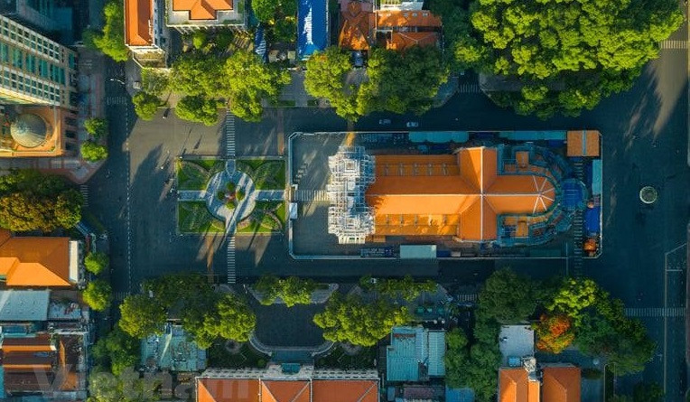 Personas en áreas confinadas no pueden salir del área de aislamiento, excepto el personal médico y otros casos de emergencias. En la foto: La catedral de Notre Dame está en proceso de restauración y reparación. (Foto: Vietnam +)