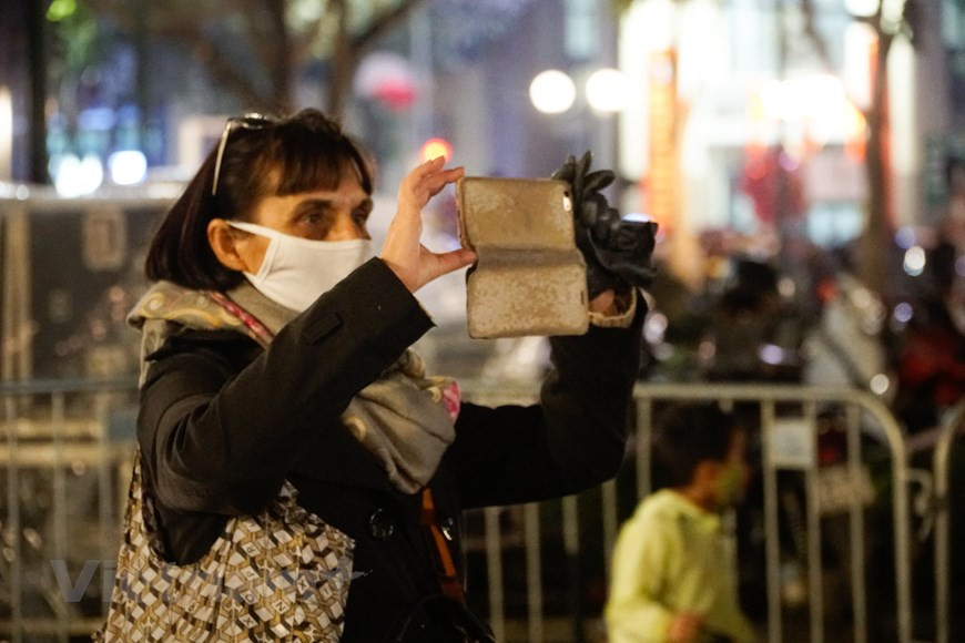 La francesa Veronica expresa su sorpresa al presenciar las actividades por el Año Nuevo 2021 en Vietnam y aplaude el éxito del país en el control del COVID-19. (Fuente: VNA) 