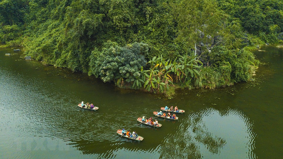 Con la majestuosa belleza natural, el complejo paisajístico de Trang An se extiende más de dos mil hectáreas y se considera como una bahía de Ha Long terrestre, lo que atrae a los visitantes. (Fuente:VNA)