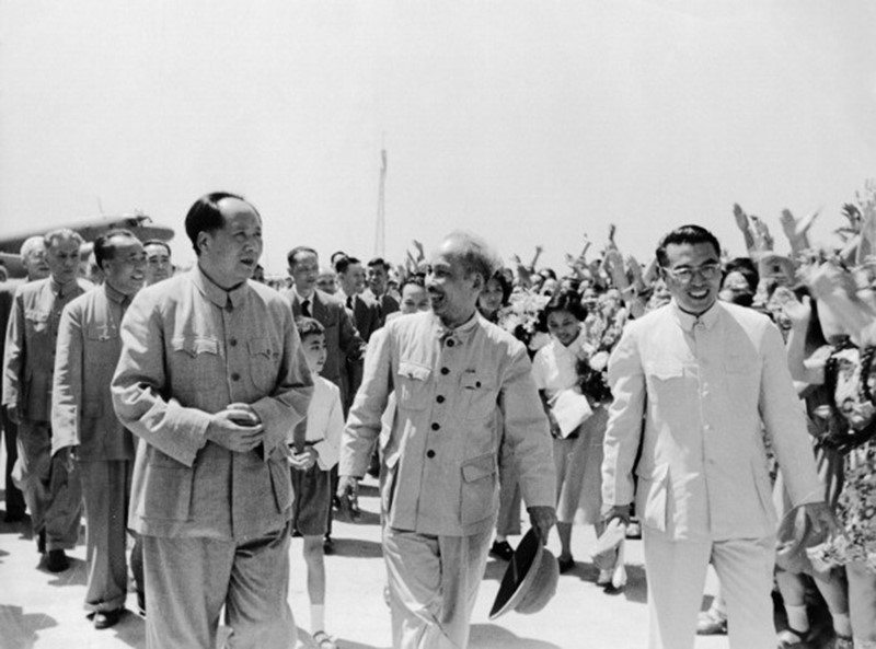 El Presidente de China, Mao Zedong, recibe al Presidente Ho Chi Minh durante su visita al país vecino el 25 de junio de 1955. Foto: Archivo/VNA