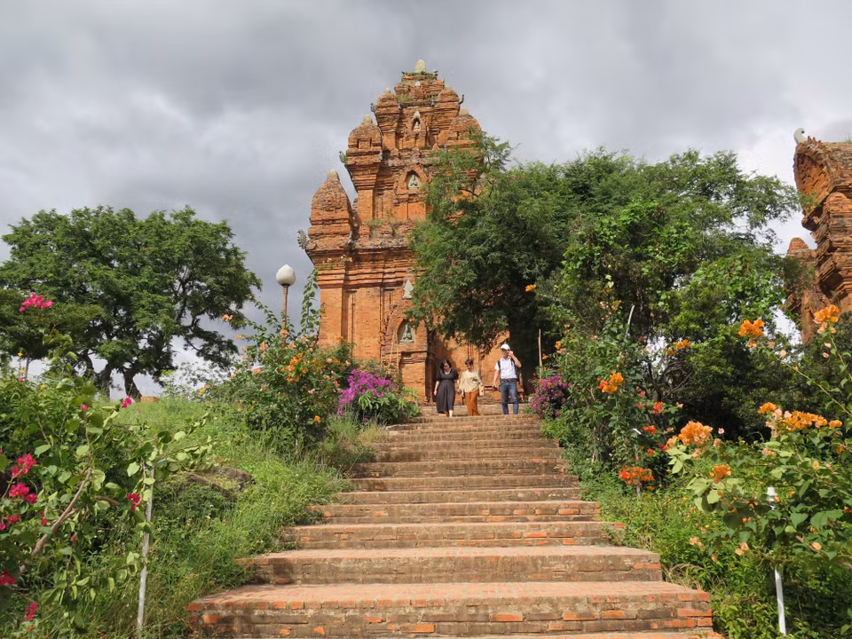 El conjunto de torre Po Klong Garai se encuentra en la cima de la colina Trau (Foto: VNA)