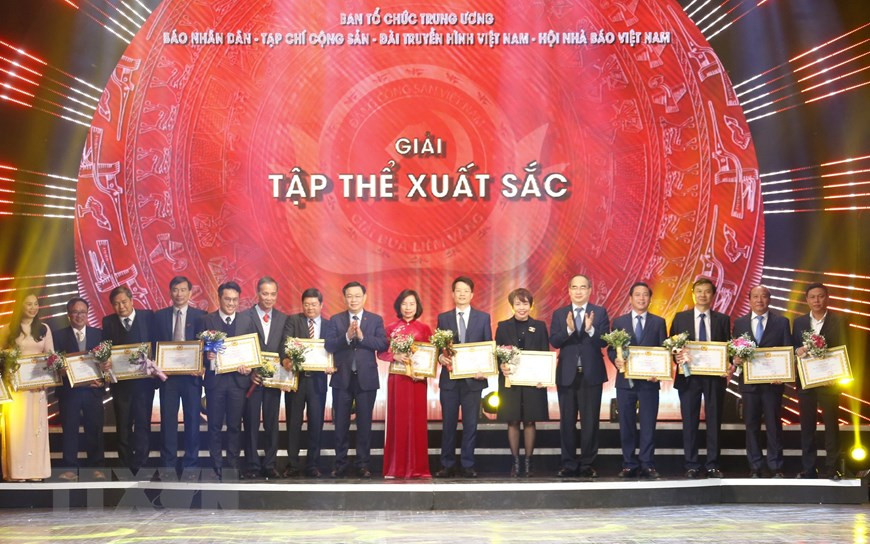Los ganadores de los premios para los colectivos con obras excelentes. (Fuente: VNA)