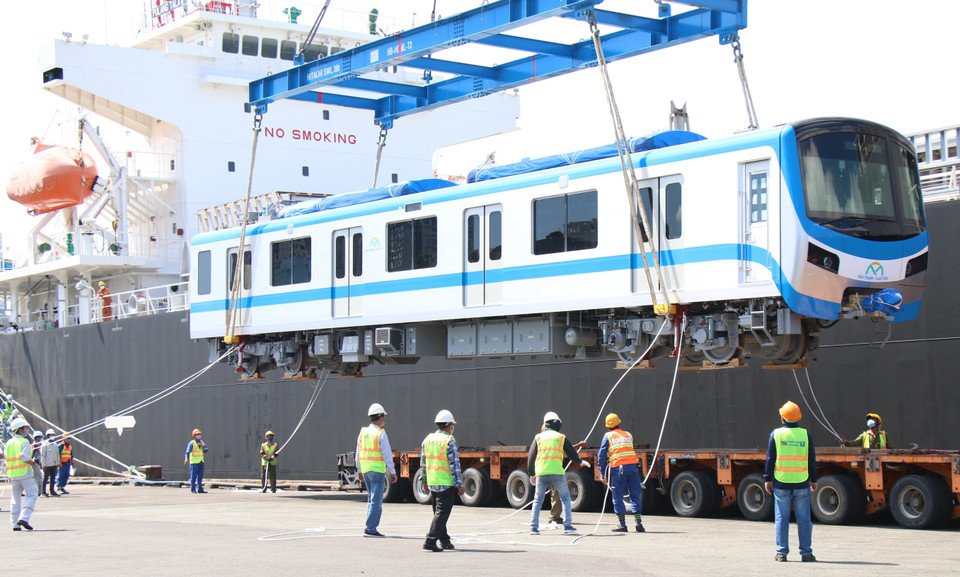  El primer vagón del tren número 4 fue descargado del barco Pulang Tala y puesto en un vehículo especializado para su traslado. (Foto: VNA)