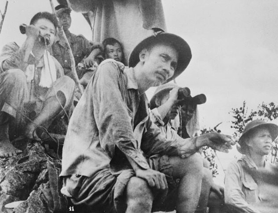 El Presidente Ho Chi Minh observa de cerca el progreso de las operaciones contra las fortalezas enemigas en Dong Khe, que marcó el inicio de la Campaña Fronteriza (16 de septiembre de 1950). Foto: Archivo/VNA