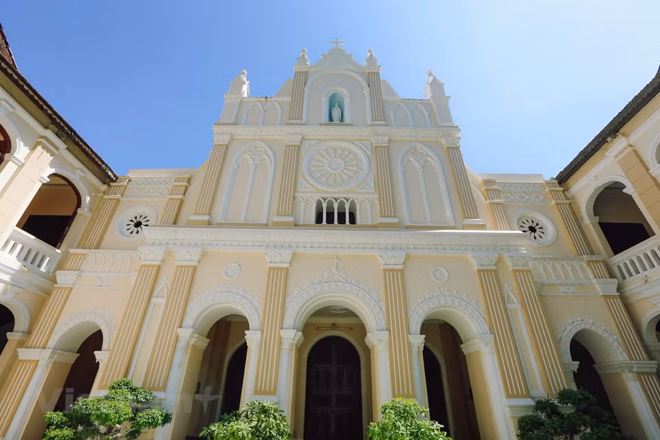 Tras siglos, la iglesia todavía conserva casi intactas las características arquitectónicas antiguas con escaleras de madera y puertas con decoraciones talladas muy finas. (Foto: Minh Son / Vietnam +)