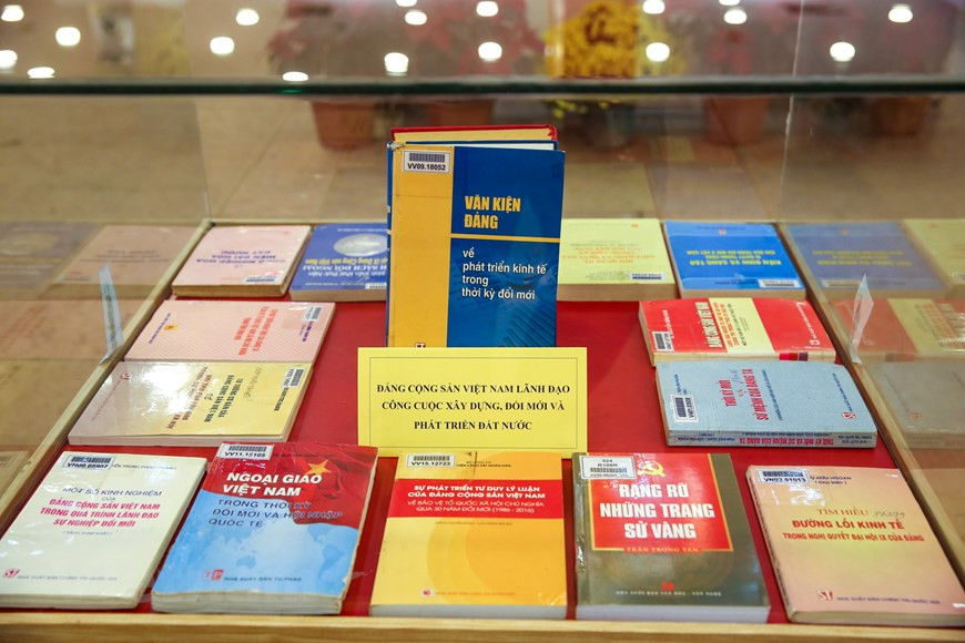 La muestra es una oportunidad para educar entre los pobladores, sobre todo los jóvenes sobre el patriotismo, la confianza y el orgullo sobre el Partido Comunista de Vietnam (PCV). En la muestra, se presentan fotografías, objetos y documentos que reflejan la trayectoria de liderazgo del PCV, tanto en las luchas pasadas por la independencia nacional, como en el proceso actual de modernización e integración internacional de Vietnam. La exposición incluye también áreas que exponen, en particular, las contribuciones del Ejército Popular a la construcción y defensa de la Patria y la confianza de la juventud vietnamita en el liderazgo del Partido y el Estado. (Foto: Minh Son/Vietnam+)