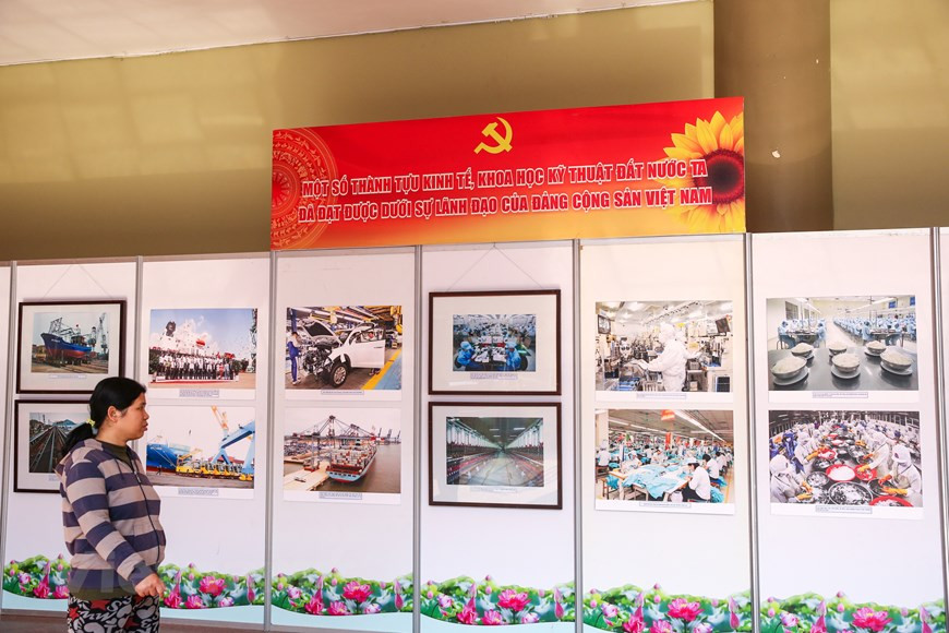 El viceministro de Deportes, Cultura y Turismo Hoang Dao Cuong dijo que la exposición ratifica el papel directivo del Partido Comunista de Vietnam en la lucha por la liberación nacional, renovación y construcción del país, así como los logros alcanzados por el pueblo vietnamita en la causa de construcción y defensa de la patria. El evento es organizado por el Ministerio de Cultura, Deportes y Turismo, en coordinación con la Biblioteca Nacional, el Museo de Historia Militar de Vietnam, el Museo de la Juventud de Vietnam y otros órganos relacionados. La muestra se desarrolla del 18 al 24 del presente mes en Hanoi. (Foto: Minh Son/Vietnam +)