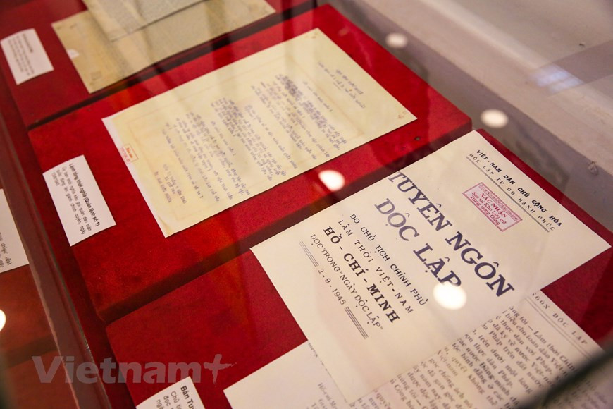 La fundación del Partido Comunista de Vietnam constituye un gran viraje a la Revolución vietnamita. El Partido fue creado, dirigido y forjado por el presidente Ho Chi Minh. Bajo la dirección del Partido, la revolución vietnamita ha logrado gloriosas victorias, abriendo una nueva época para el desarrollo de la nación vietnamita: época de la independencia nacional avanzando hacia el socialismo; iniciando una nueva era: era de Ho Chi Minh. En la muestra, se presentan fotografías, objetos y documentos que reflejan la trayectoria de liderazgo del PCV, tanto en las luchas pasadas por la independencia nacional, como en el proceso actual de modernización e integración internacional de Vietnam. (Foto: Minh Son/Vietnam +) 