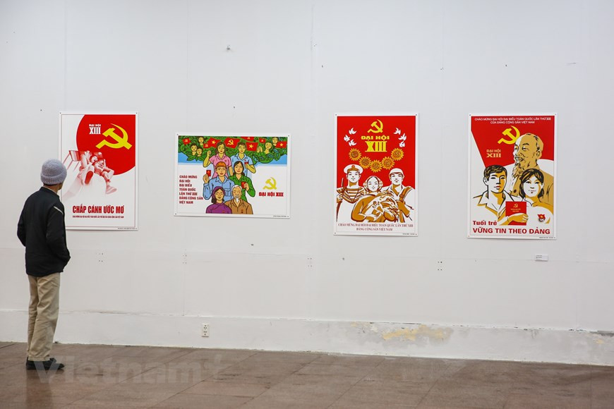 En la muestra, se presentan fotografías, objetos y documentos que reflejan la trayectoria de liderazgo del PCV, tanto en las luchas pasadas por la independencia nacional, como en el proceso actual de modernización e integración internacional de Vietnam. La exposición incluye también áreas que exponen, en particular, las contribuciones del Ejército Popular a la construcción y defensa de la Patria y la confianza de la juventud vietnamita en el liderazgo del Partido y el Estado. En la exposición destaca una colección sobre el papel del PCV en la revolución vietnamita y en la edificación del país, además de carteles sobre la celebración del XIII Congreso Nacional de la fuerza política. (Foto: Minh Son/Vietnam +)