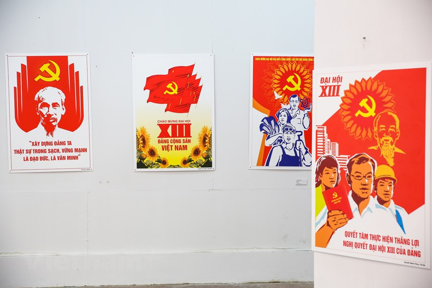 El evento es organizado por el Ministerio de Cultura, Deportes y Turismo, en coordinación con la Biblioteca Nacional, el Museo de Historia Militar de Vietnam, el Museo de la Juventud de Vietnam y otros órganos relacionados. La muestra se desarrolla del 18 al 24 del presente mes en Hanoi. La muestra presenta imágenes y documentales sobre el proceso de establecimiento del Partido Comunista de Vietnam (PCV) y revive la trayectoria del desarrollo de la organización. La fundación del PCV constituye un gran viraje a la Revolución vietnamita. El Partido fue creado, dirigido y forjado por el presidente Ho Chi Minh. (Foto: Minh Son/Vietnam +)
