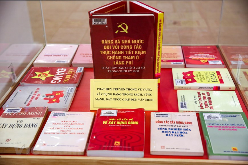 El evento, que se celebra en ocasión de la fundación del máximo órgano político del país, conmemorado anualmente cada 3 de febrero, y del XIII Congreso Nacional del Partido, busca difundir entre la población, especialmente los más jóvenes, la tradición del patriotismo, el orgullo y la confianza en esta fuerza política. En la muestra, se presentan fotografías, objetos y documentos que reflejan la trayectoria de liderazgo del PCV, tanto en las luchas pasadas por la independencia nacional, como en el proceso actual de modernización e integración internacional de Vietnam. La muestra incluye también áreas que exponen, en particular, las contribuciones del Ejército Popular a la construcción y defensa de la Patria y la confianza de la juventud vietnamita en el liderazgo del Partido y el Estado. (Foto: Minh Son/Vietnam+)