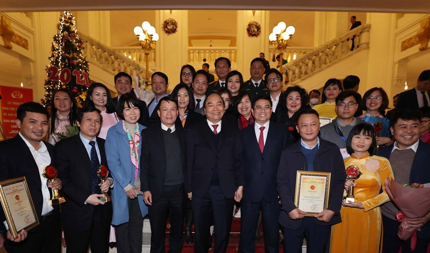 El primer ministro, Nguyen Xuan Phuc, dirigentes de la VNA y periodistas de la agencia honrados en la premiación de la Hoz y el Martillo Dorados. (Fuente: VNA)