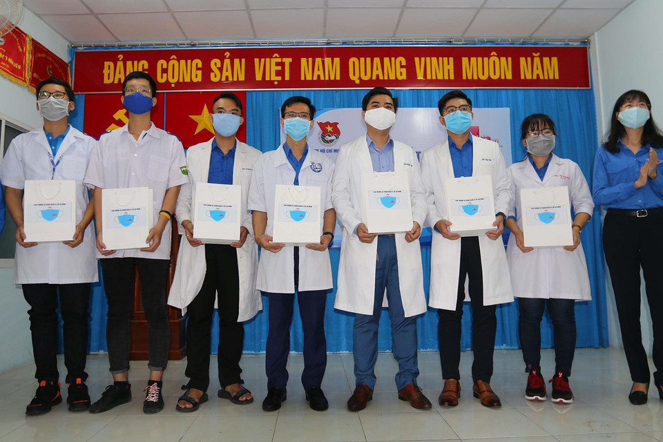 Autoridades de Ciudad Ho Chi Minh entregan equipos médicos para los jóvenes voluntarios que participan en la prevención y lucha contra el COVID-19 (Foto: VNA)