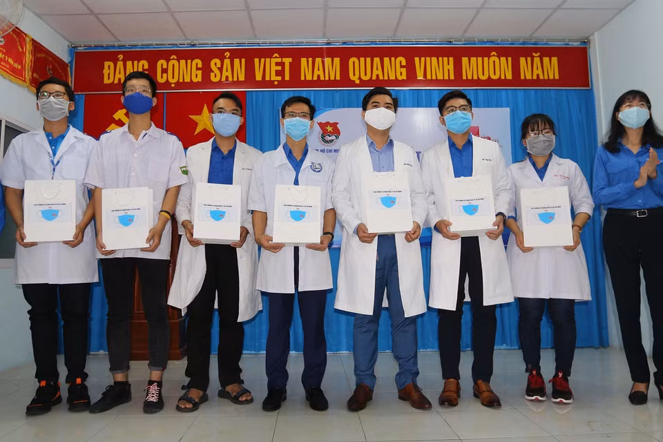 Autoridades de Ciudad Ho Chi Minh entregan equipos médicos para los jóvenes voluntarios que participan en la prevención y lucha contra el COVID-19 (Foto: VNA)