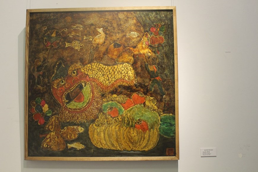 "Noi… tiep 3" fue pintado en 2021. El altar ancestral ocupa un lugar destacado en cada hogar vietnamita, sin importar si la familia es rica o pobre. Es una manifestación de la cultura que muestra su respeto por el pasado y el futuro. En el altar de los antepasados, generalmente hay inciensos, velas y una bandeja llena de frutas. En el año nuevo lunar, las frutas pueden incluir un racimo de plátanos, pomelo, caqui, pera y mandarina en diferentes colores para representar el deseo de prosperidad, longevidad, salud y paz. El altar también puede estar decorado con una rama de flores de durazno en rosa cálido para ahuyentar los malos espíritus y la mala suerte. (Foto: Vietnam+) 