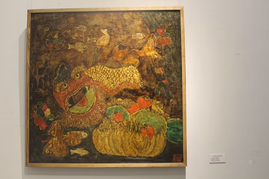 "Noi… tiep 3" fue pintado en 2021. El altar ancestral ocupa un lugar destacado en cada hogar vietnamita, sin importar si la familia es rica o pobre. Es una manifestación de la cultura que muestra su respeto por el pasado y el futuro. En el altar de los antepasados, generalmente hay inciensos, velas y una bandeja llena de frutas. En el año nuevo lunar, las frutas pueden incluir un racimo de plátanos, pomelo, caqui, pera y mandarina en diferentes colores para representar el deseo de prosperidad, longevidad, salud y paz. El altar también puede estar decorado con una rama de flores de durazno en rosa cálido para ahuyentar los malos espíritus y la mala suerte. (Foto: Vietnam+) 