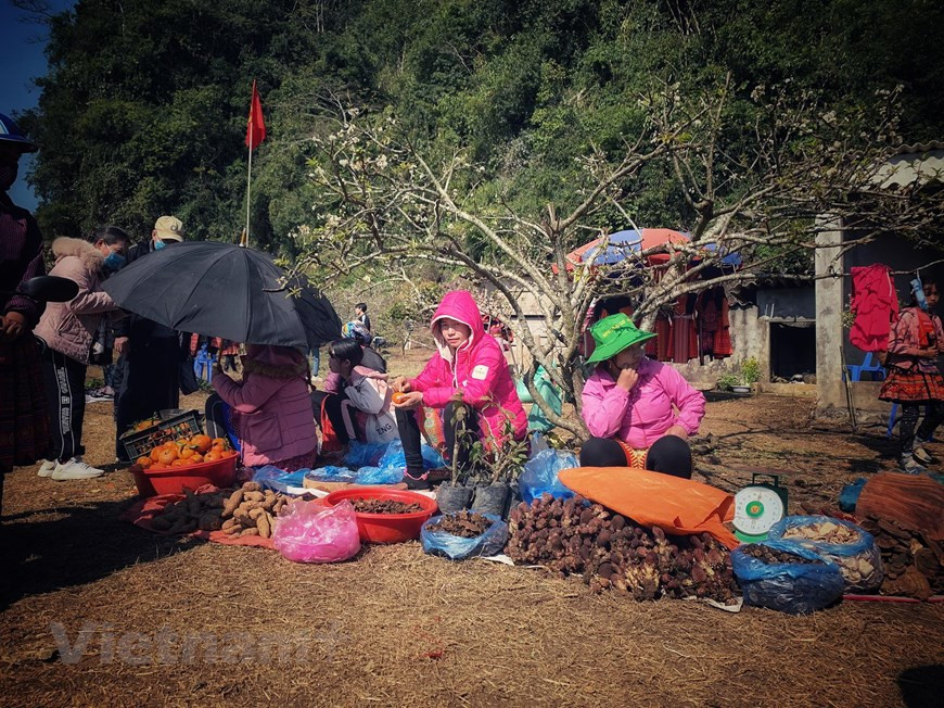 Los turistas también pueden comprar las especialidades vendidas por residentes locales. (Fuente: VNA)