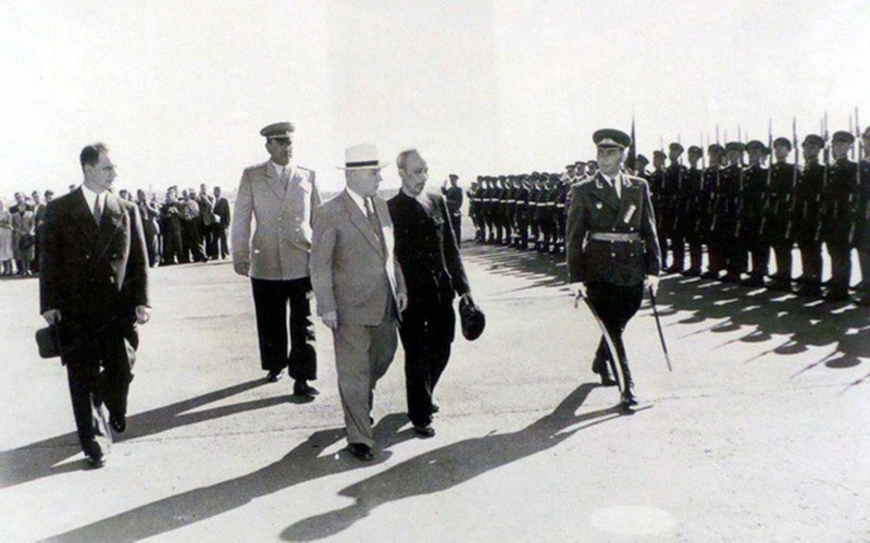 El titular del Presidium de la Unión Sovietica, Kliment Voroshilov, da la bienvenida al Presidente Ho Chi Minh en el aeropuerto de Moscú durante su visita oficial de amistad el 12 de julio de 1955. Foto: Archivo/VNA