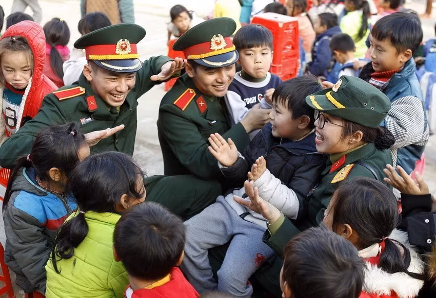 La guardia fronteriza intercambia con alumnos de la escuela de Dan San, de la comuna de Dao San, en la provincia de Lai Chau, en 2018 (Foto: VNA)