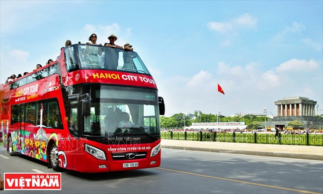 La ruta de autobuses de dos pisos ofrece a los turistas recorrido por Hanoi.